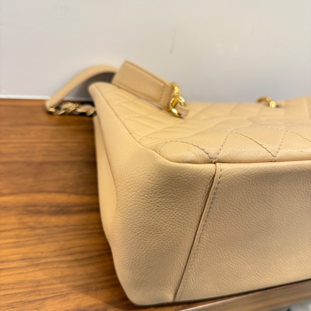 Chanel Grand Shopping tote in Caviar Beige Leather - Picture 7 of 12